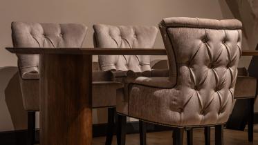 UrbanSofa - Eetkamerstoel Amy met arm v.a. € 389,-